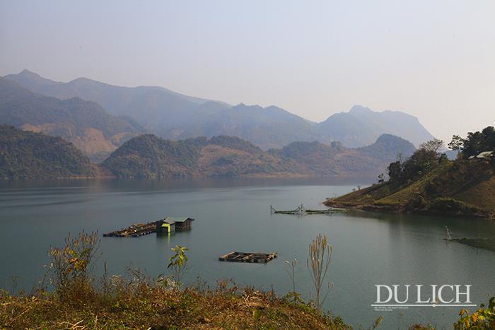 Khu vực lòng hồ nằm trải dài trên địa phận huyện Quỳnh Nhai giống như vùng biển hồ mênh mông sóng nước được ví như Hạ Long trên núi...